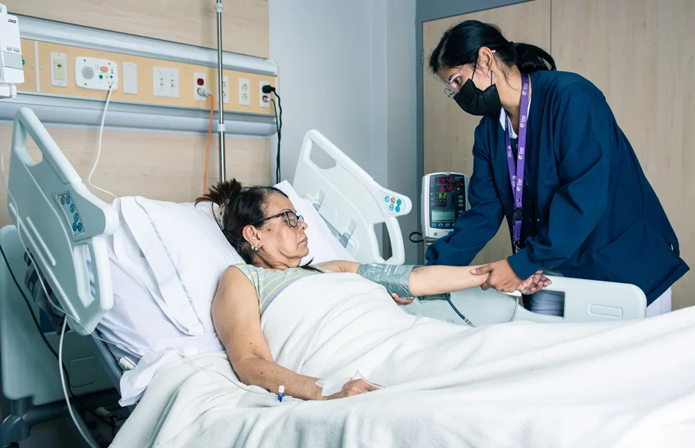 img enfermera atendiendo a una señora CSL